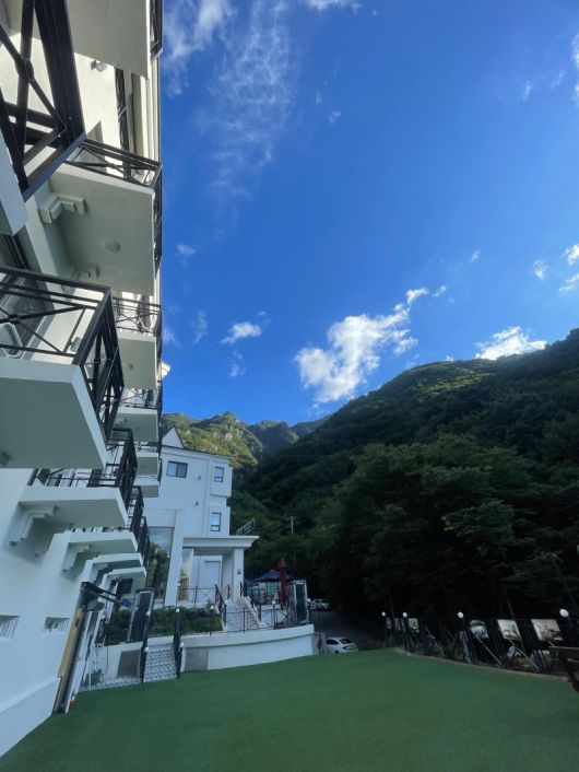 밀양 얼음골에 위치한 '에버미라클호텔'이 기업체 간부워크숍이나 전문학회 세미나, 골프동호회 등의 오붓한 연말 단체 결산모임 장소로 각광받고 있다. 에버미라클호텔 제공                                       아이들 놀이시설이 있는 키즈 객실                                      밀양 얼음골 자연과 함께 휴식을 취할 수 있는 옥상 노천탕                                      스카이파크에 있는 사우나. 에버미라클 호텔 제공