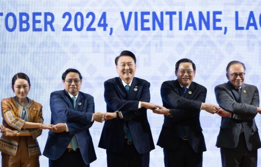 윤석열 대통령이 10일(현지시간) 라오스 비엔티안 국립컨벤션센터(NCC)에서 열린 한·아세안(ASEAN·동남아시아국가연합) 정상회의에서 손싸이 시판돈 라오스 총리 등과 기념촬영을 하고 있다. 왼쪽부터 패통탄 친나왓 태국 총리, 팜 민 찐 베트남 총리, 윤 대통령, 손싸이 시판돈 라오스 총리, 안와르 이브라힘 말레이시아 총리. 사진=연합뉴스