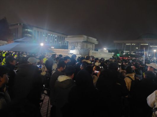 3일 윤석열 대통령이 비상 계엄 선언을 하자 시민들이 국회의사당 앞에서 항의 시위를 하고 있다/사진=정경수 기자