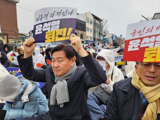김관영 전북특별자치도지사(좌)가 7일 전주시 충경로 '윤석열 퇴진' 집회에 참가해 시민들과 함께 피켓을 들고 있다. 사진=강인 기자