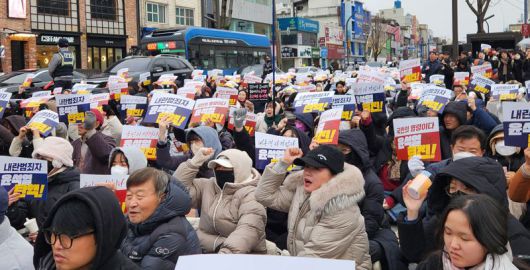 7일 전북 전주시 객사 앞 충경로에서 '윤석열 탄핵' 집회가 열린 가운데 많은 인파가 몰렸다. 사진=강인 기자
