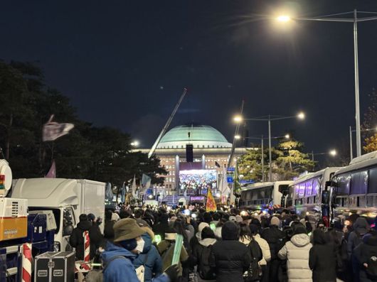 "윤석열을 탄핵하라" 시민들은 구호를 외치며 국회 방향으로 이동했다. 사진=최기원 PD