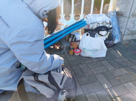 8일 국회 5문 앞에 다음 시민을 위해 물품을 두고 가는 시민. 사진=정경수 기자