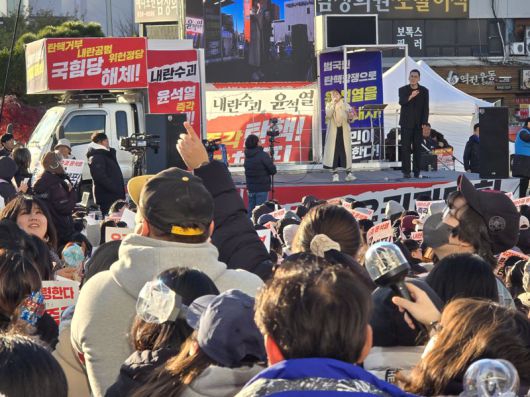 8일 대전 동구 대전역 서광장에서 열린 윤석열 대통령 탄핵 촉구 집회 모습.