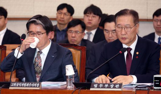 오동운 고위공직자범죄수사처장이 9일 오후 서울 여의도 국회에서 열린 법제사법위원회 전체회의에서 물을 마시고 있다. 오른쪽은 박성재 법무부 장관. /사진=뉴시스