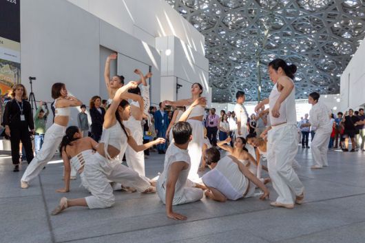 지난달 16일(현지시간) UAE 아부다비사디야트섬에 위치한 르부르아부다비에서 김성용 국립현대무용단 예술감독의 신작 'Flow While Still' 공연이 진행되고 있다.