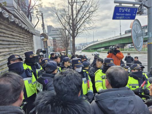 17일 오전 서울 용산구 한남동 대통령 관저 인근에서 기자회견을 마친 비상행동 관계자들이 이동 중 경찰과 대치하고 있다. 사진=장유하 기자