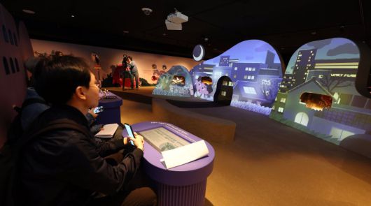 서울 종로구 국립민속박물관 어린이박물관에서 관람객들이 '총총! 별이 빛나는 밤' 전시를 살펴보고 있다. 연합뉴스