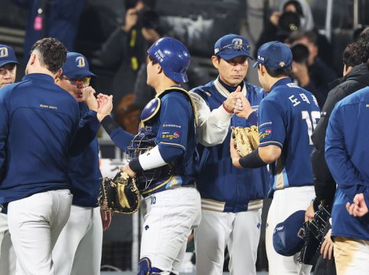 NC다이노스의 킷 스폰서가 데상트에서 리복으로 바뀐다. 2023년 10월 30일 오후 경기도 수원케이티위즈파크에서 열린 2023 KBO리그 포스트시즌 플레이오프 1차전 NC 다이노스와 kt wiz의 경기에서 승리한 NC 선수들이 기뻐하는 모습. 연합뉴스