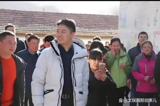 춘제(중국의 설)를 앞두고 지난 8일 자기 고향인 장쑤성 쑤첸시 광밍촌을 방문한 중국 거대 전자상거래 업체 징둥닷컴의 창업자 류창둥(51) 회장. 바이두웹사이트 갈무리 연합뉴스