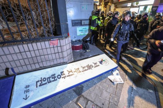 윤석열 대통령 구속영장이 발부된 19일 새벽 서울 마포구 서울서부지방법원 표지판이 윤 대통령 지지자들에 의해 파손돼 있다. 일부 지지자들은 이날 영장 발부에 항의하며 법원에 난입, 기물을 파손하고 경찰에게 폭행을 가했다. 법원, 정치권, 정부는 한목소리로 법적 책임을 강하게 물을 것을 요구했고 검찰과 경찰은 엄중한 처벌을 예고했다. 뉴시스