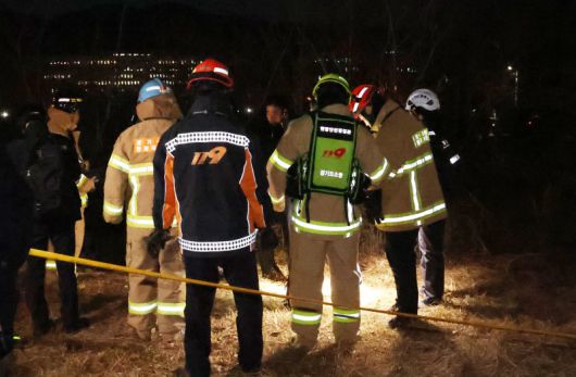 윤석열 대통령에 대한 체포영장이 집행된 15일 오후 고위공직자범죄수사처(공수처)가 있는 경기 과천시 정부과천청사 부근에서 남성 1명이 분신해 경찰과 소방이 현장조사를 하고 있다. 2025.1.15/뉴스1 ⓒ News1 김명섭 기자 /사진=뉴스1