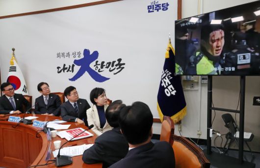 [서울=뉴시스] 조성우 기자 = 이재명(왼쪽 두 번째부터) 더불어민주당 대표와 박찬대 원내대표 등 지도부가 20일 오전 서울 여의도 국회에서 열린 최고위원회의에서 김병주 최고위원의 발언을 들으며 서부지법 폭동 사태 영상을 보고 있다. 2025.01.20. xconfind@newsis.com <저작권자ⓒ 공감언론 뉴시스통신사. 무단전재-재배포 금지.> /사진=뉴시스화상