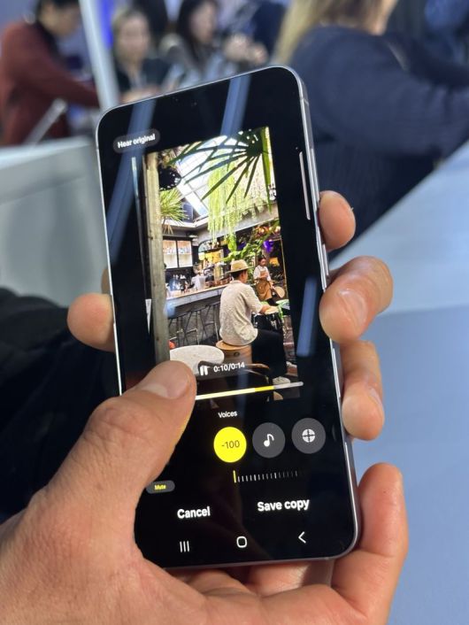 삼성전자의 자체 AI 온디바이스 기술인 '오디오 지우개'를 이용해 촬영한 동영상의 목소리를 삭제하고 있다. 사진=홍창기 기자