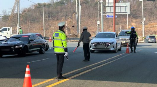 경북경찰청이 음주단속을 강화한다. 사진은 포항남부경찰서가 경북경찰청 암행순찰팀과 합동으로 포항 오천시장에서 실시한 음주단속 장면. 뉴스1