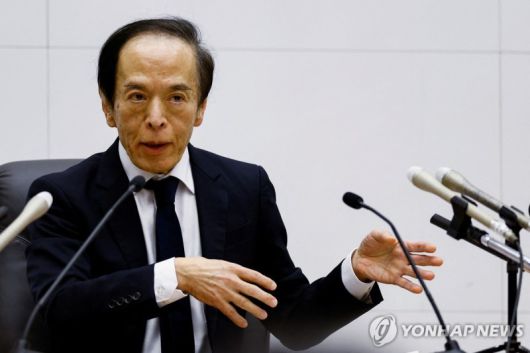 23~24일 금융정책결정회의에서 추가 금리 인상을 결정한 후 기자회견에서 발언하고 있는 우에다 가즈오 일본은행 총재. 연합뉴스 제공