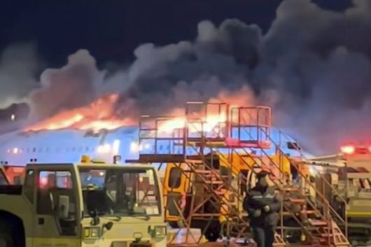 지난 28일 부산 김해공항에서 이륙을 준비하던 홍콩행 에어부산 항공기에 화재가 발생하고 있다. 항공기에 탑승해 있던 승객 169명과 승무원 7명 모두 전원 탈출했다. 뉴시스