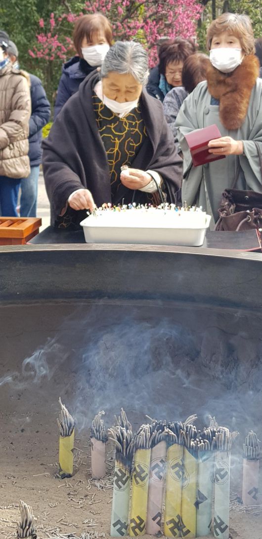 지난 2019년 2월 8일 열린 침공양의 날, 일본 도쿄의 한 사찰에서 부인들이 부러진 바늘을 두부판 위에 꽂고 있다. 전경수 교수 제공