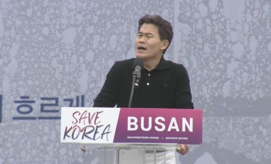 1일 오후 부산역에서 열린 세이브코리아 부산구국기도회에서 전한길 강사가 연사로 참석해 발언하고 있다. 출처=세이브코리아 유튜브 생중계 갈무리, 뉴스1