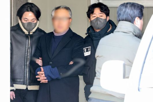 서울서부지법 난동 사태 당시 시위대 폭력을 선동한 혐의를 받는 사랑제일교회 특임전도사 윤 모 씨가 5일 오후 서울 마포구 서부지방법원에서 열리는 영장실질심사에 출석하기 위해 마포경찰서를 출발하고 있다. 사진=뉴스1화상