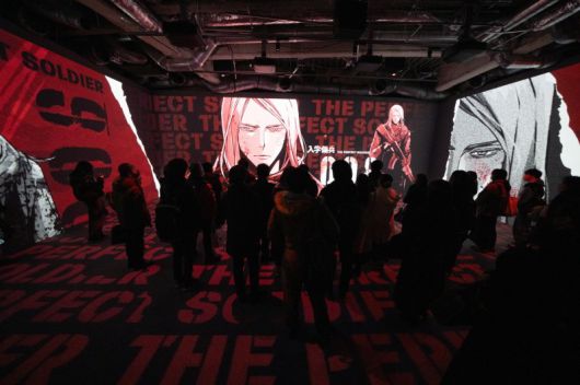 일본 도쿄의 라인프렌즈 스퀘어 시부야에서 열린 웹툰 '입학용병'의 첫 팝업스토어가 성황리에 열렸다. 지하 1층의 '미디어존'은 벽면과 바닥을 감싸는 대형 영상과 사운드를 통해 방문객이 '입학용병' 속 한 장면에 들어온 듯한 몰입감을 선사한다. 네이버웹툰 제공