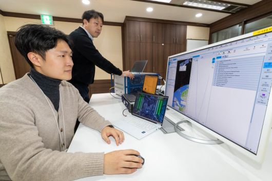 KT 직원들이 5G NTN 통신 기술을 시연하고 있다. KT 제공