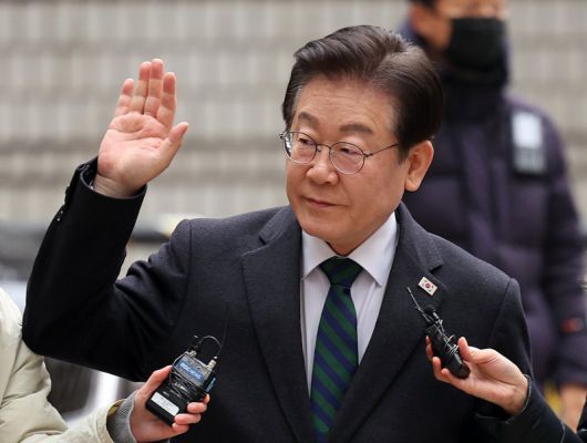 이재명 더불어민주당 대표가 12일 오후 서울 서초구 서울고등법원에서 열린 공직선거법 위반 혐의 항소심 3차 공판에 출석하며 지지자들에게 손인사를 하고 있다. /사진=뉴시스