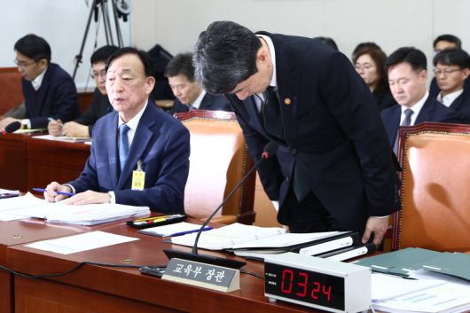 고개 숙인 교육부장관 이주호 사회부총리 겸 교육부 장관이 18일 오후 국회에서 열린 교육위원회 전체회의에서 고 김하늘 양 피살 사건과 관련해 고개 숙여 사과하고 있다. 왼쪽은 설동호 대전시교육감. 뉴스1