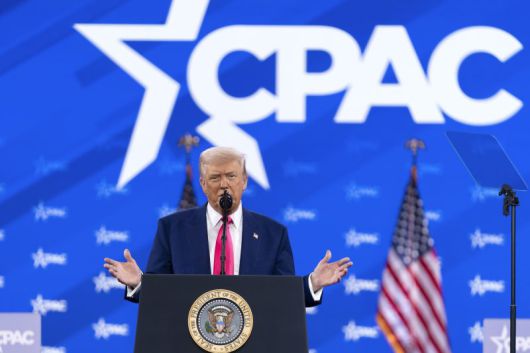 도널드 트럼프 대통령은 22일(현지 시간) 미국 메릴랜드주 옥슨힐에서 열린 보수정치행동회의(CPAC) 연례행사에서 연설하고 있다. 그는 70여분에 걸쳐 행한 연설에서 취임 1개월여 동안 실행한 다양한 정책과 그 진전을 열거했다. /사진=뉴시스                                    고든 창 변호사가 22일(현지시간) 미국 최대의 보수주의행사인 보수정치행동회의(CPAC)에서 도널드 트럼프 대통령의 소개에 자리에서 일어나 화답하고 있다. 사진=유튜브 캡쳐