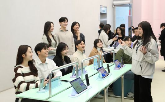 갤럭시 스튜디오에서 방문객들이 갤럭시 S25 시리즈에 대한 설명을 듣고 있다. 삼성전자 제공ㅇ