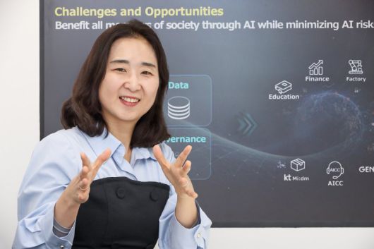 KT 배순민 상무가 스페인 바르셀로나 MWC 2025 행사장에서 열린 주요 세션에서 패널로 참여해 발언하고 있다. KT 제공