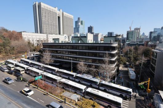 윤석열 대통령에 대한 내란 우두머리 혐의 첫 형사재판과 구속 취소 청구 심문기일인 지난달 20일 서울 서초구 서울중앙지방법원 인근에 경찰 기동대 버스가 대기하고 있다./사진=뉴스1