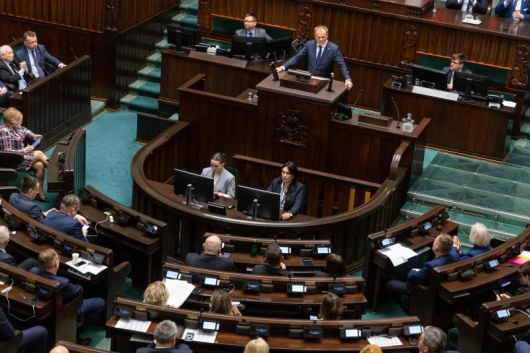 도날트 투스크(위쪽 가운데) 폴란드 총리가 7일(현지시간) 바르샤바의 폴란의 의회에서 연설하고 있다. 투스크 총리는 이날 폴란드가 핵무장을 검토해야 한다고 밝혔다. AFP 연합