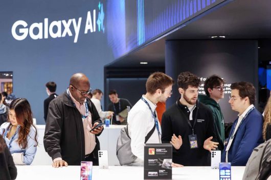 지난 6일(현지시간) 스페인 바르셀로나 피라 그란 비아 전시장에서 열린 '모바일 월드 콩그레스(MWC) 2025'를 찾은 관람객들이 삼성전자 부스에서 갤럭시 AI 기능을 체험하고 있다. 뉴스1