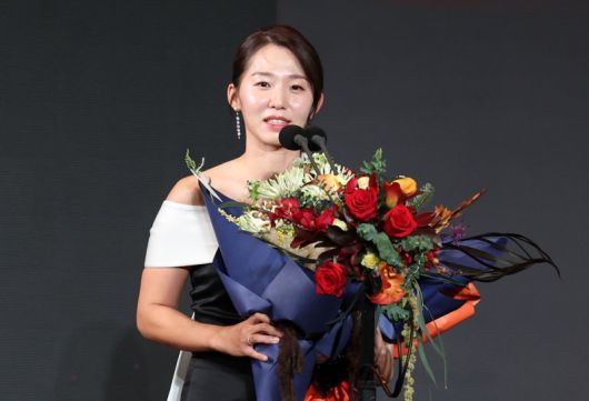 지난해 겨울 서울 강남구 그랜드 인터컨티넨탈 서울 파르나스에서 열린 2024 KLPGA 대상 시상식에서 기량발전상을 수상한 배소현 선수가 수상소감을 밝히고 있다. 뉴시스