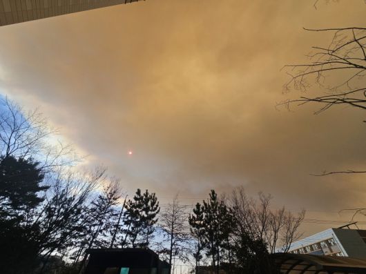 (진주=뉴스1) 한송학 기자 = 22일 오후 산청 방향에서 넘어온 산불 화재 연기가 경주 진주시 평거동 상공을 뒤덮고 있다. 2025.3.22/뉴스1 /사진=뉴스1화상