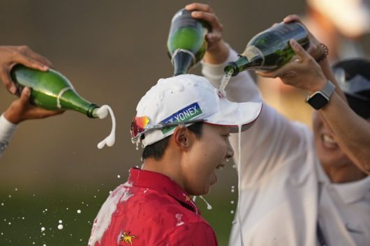 김효주가 30일(현지 시간) 미 애리조나주 챈들러의 월윈드 골프클럽에서 열린 미국 여자프로골프(LPGA) 투어 포드 챔피언십에서 연장 끝에 우승하며 샴페인 세례를 받고 있다. 김효주는 최종 합계 22언더파 266타로 릴리아 부(미국)와 동타를 이뤄 연장 끝에 우승하며 LPGA 통산 7승째를 기록했다.뉴시스