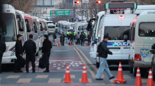윤석열 대통령 탄핵심판 선고일이 결정된 지난 1일 서울 종로구 헌법재판소 앞에 경찰 차벽이 세워지고 있다. /사진=뉴스1