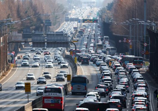 서울 서초구 잠원IC 인근 경부고속도로를 이동하는 차량들 모습. 뉴시스