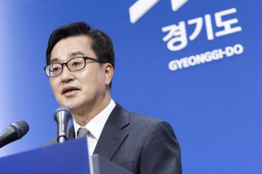 4일 오전 경기도청 브리핑룸에서 김동연 경기도지사가 윤석열 대통령 탄핵심판 선고 관련 입장 발표를 하고 있다. 경기도 제공