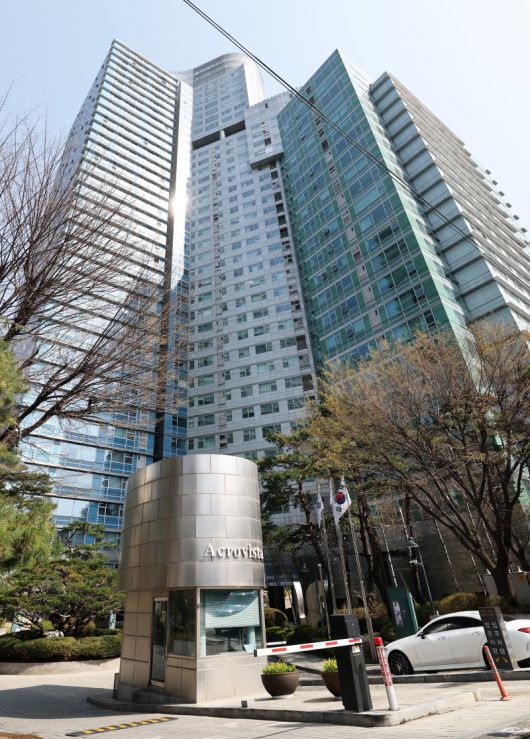 윤석열 전 대통령에 대한 헌법재판소의 파면 결정 사흘째를 맞은 6일 윤 전 대통령의 한남동 관저 퇴거 시점에 관심이 쏠리고 있다. 윤 전 대통령은 이번 주 중반 이후 서초구로 이동할 것이란 관측이 나온다. 사진은 윤석열 전 대통령 부부가 머물던 서울 서초구 아크로비스타. 뉴스1