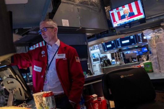 지난 2일 뉴욕에서 열린 도널드 트럼프 대통령의 관세 관련 기자회견이 시작된 직후 뉴욕증권거래소(NYSE) 트레이더들이 우려스러운 표정으로 주가 변동 상황을 살피고 있다. AFP 연합뉴스