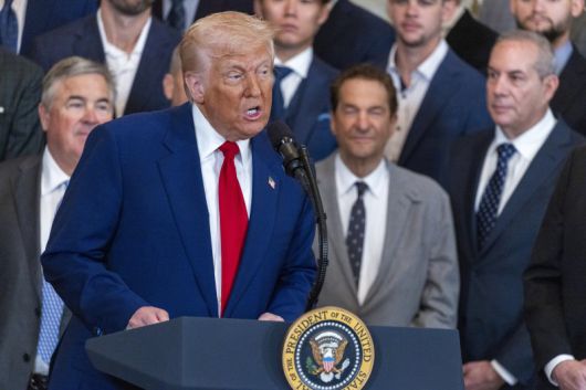 도널드 트럼프 미국 대통령이 7일(현지시간) 백악관 이스트룸에서 2024월드시리즈 우승 팀인 LA다저스 야구단에 대한 축하 행사 도중 기념사를 하고 있다. 트럼프 대통령은 소셜미디어 트루스소셜에 올린 글에서 중국이 34% 보복관세를 철회하지 않으면 50% 추가 관세를 물릴 것이라고 경고했다. EPA 연합