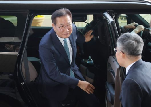 박성재 법무부 장관이 10일 과천 법무부 청사로 출근하고 있다. 헌법재판소는 이날 박 장관에 대한 국회의 탄핵소추를 헌법재판관 전원일치 의견으로 기각했다. 연합뉴스