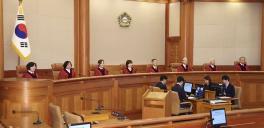 문형배 헌법재판소장 권한대행과 헌법재판관들이 10일 오후 서울 종로구 헌법재판소 대심판정에서 열린 4월 심판사건 선고에 참석하고 있다. 왼쪽부터 정계선, 김복형, 정정미, 이미선 헌법재판관, 문 권한대행, 김형두, 정형식, 조한창 헌법재판관.(공동취재) /사진=뉴시스