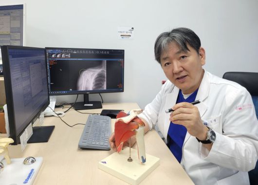 센텀종합병원 정형외과 임문섭 부장이 석회화 건염에 대해 설명하고 있다. 센텀종합병원 제공