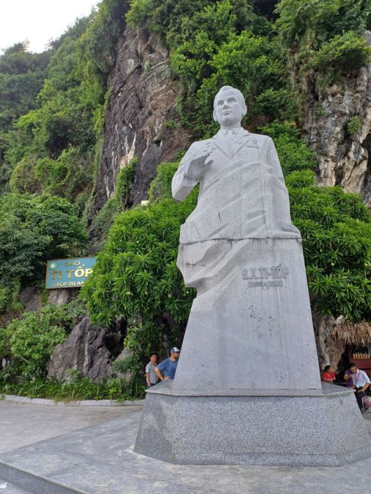 티톱 섬에서 볼 수 있는 게르만 티토프의 동상. 사진=이환주 기자