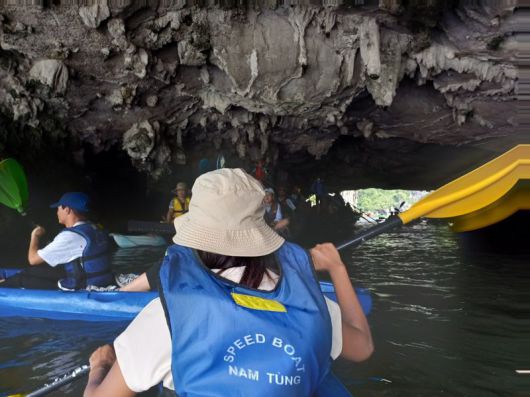 루온 동굴 카약 체험 중 석회암 지대를 지나고 있다. 사진=이환주 기자