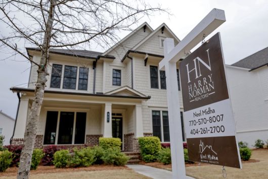 미국 부동산 시장의 기준금리 역할을 하는 30년 고정 주택담보대출(모기지) 금리가 치솟은 끝에 11일(현지시간) 심리적 저항선인 7% 벽을 뚫었다. 주택 시장 최대 대목인 봄 이사 철 정점에 모기지 금리가 치솟음에 따라 미 주택 시장에 찬바람이 몰아칠 전망이다. EPA 연합