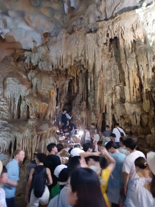 하롱 베이 대표 관광 명소인 승솟 동굴 내부 모습. 사진=이환주 기자